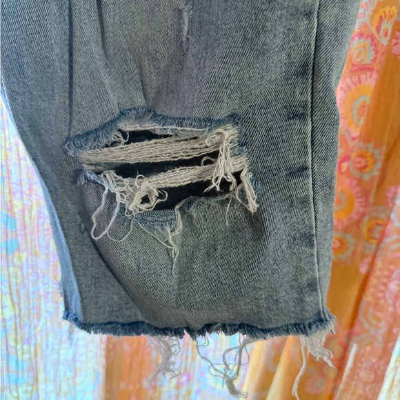 GAP Distressed Denim cut off Jeans - Picture 4 of 4